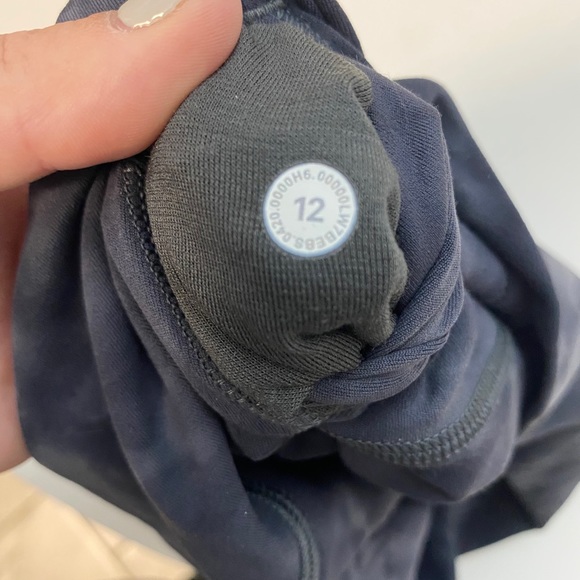 Align HR Shorts 6” - Picture 4 of 5